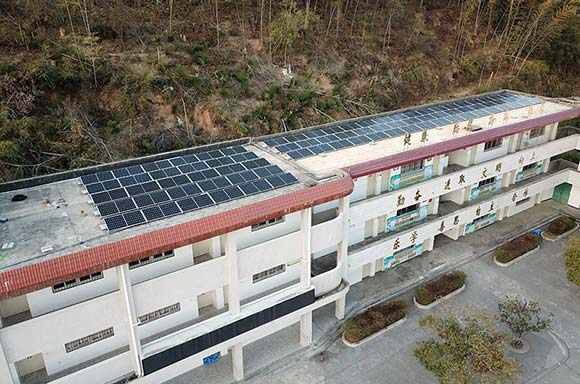 oety歐億體育為龍巖上杭縣茶地中心小學(xué)捐贈的屋頂光伏電站實(shí)景