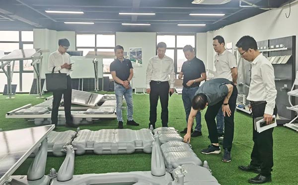 集美區領導參觀oety歐億體育光伏產品展廳